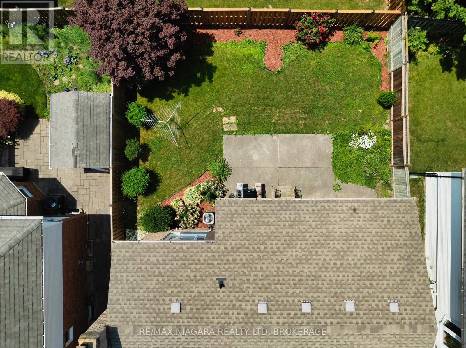 Photo 2 of 26 Crestcombe Road, St Catharines ON