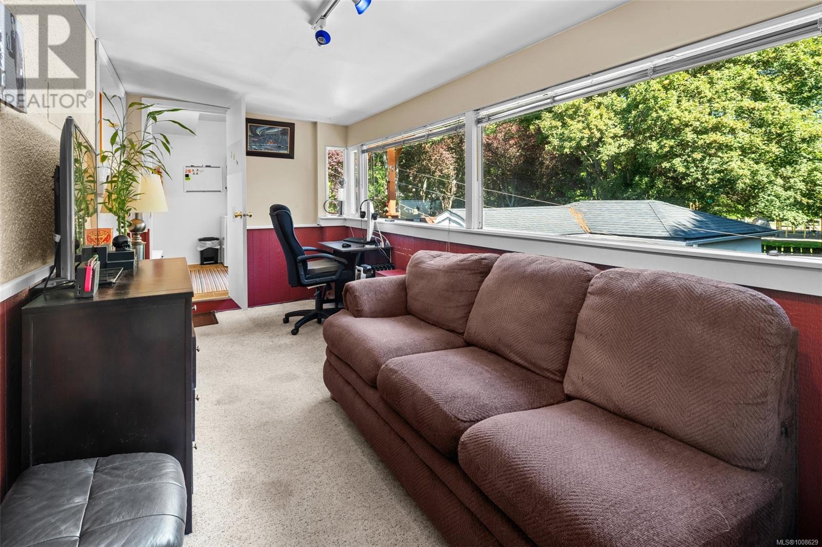 1914 Leighton Rd, Victoria
