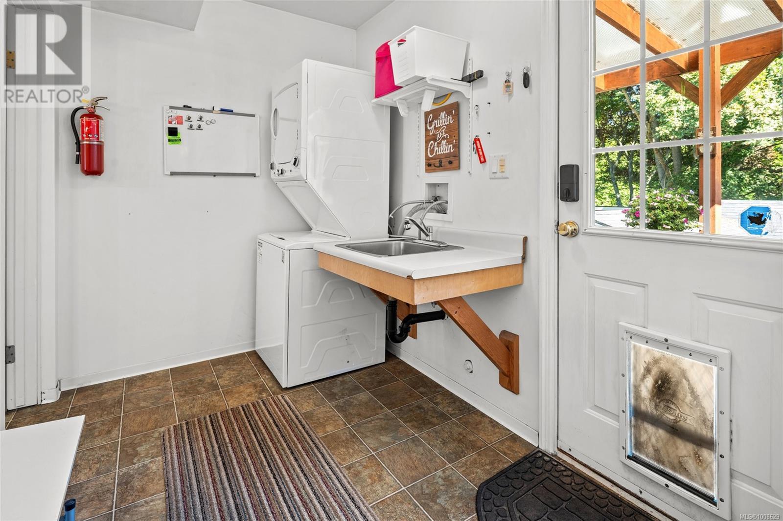 1914 Leighton Rd, Victoria