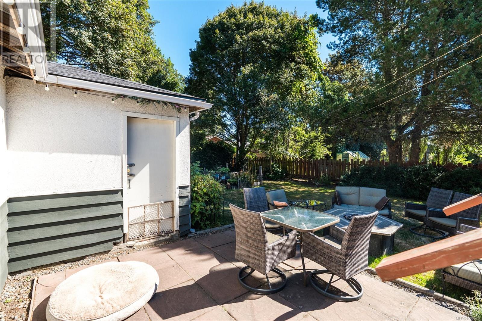 1914 Leighton Rd, Victoria