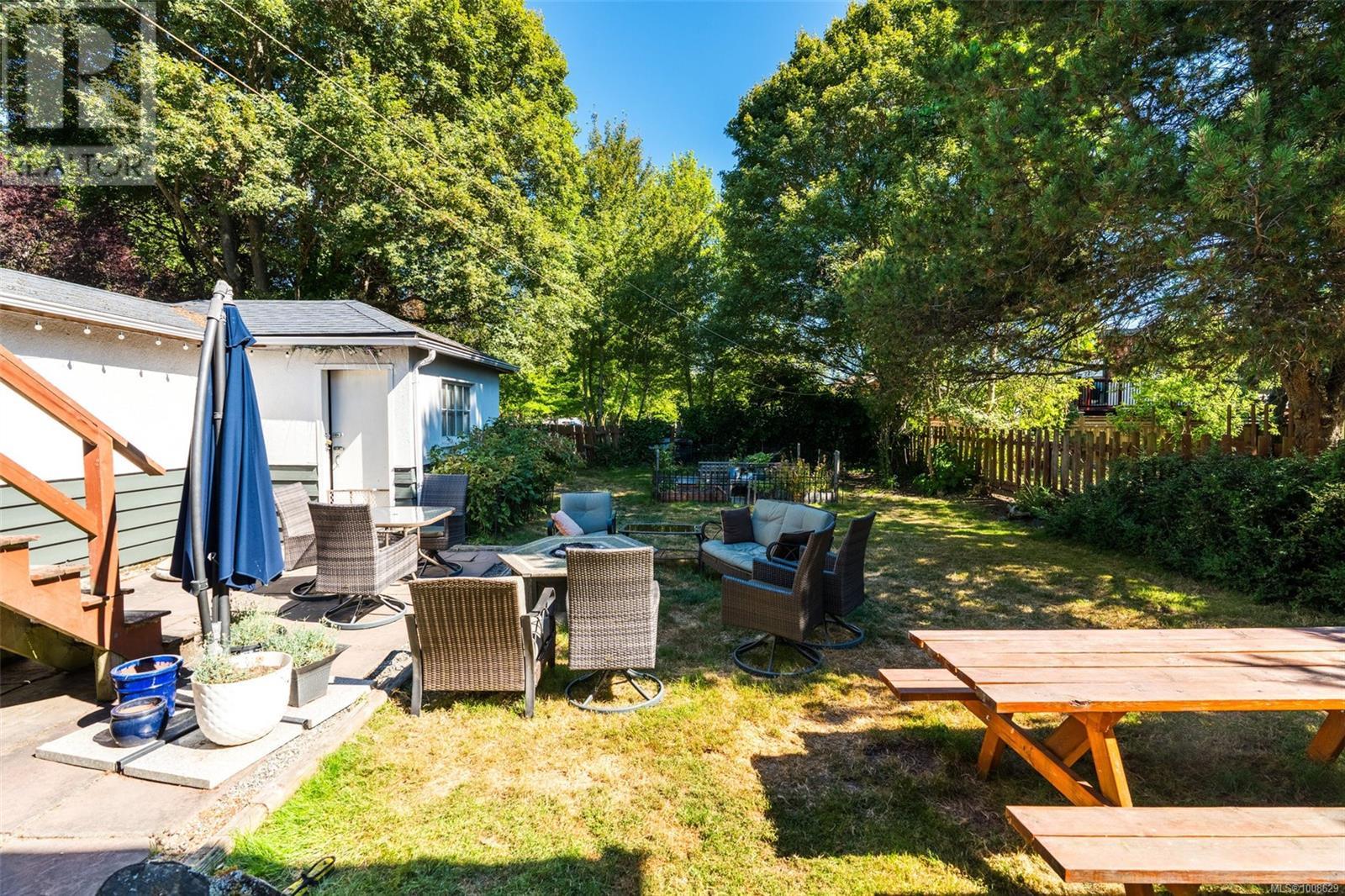 1914 Leighton Rd, Victoria