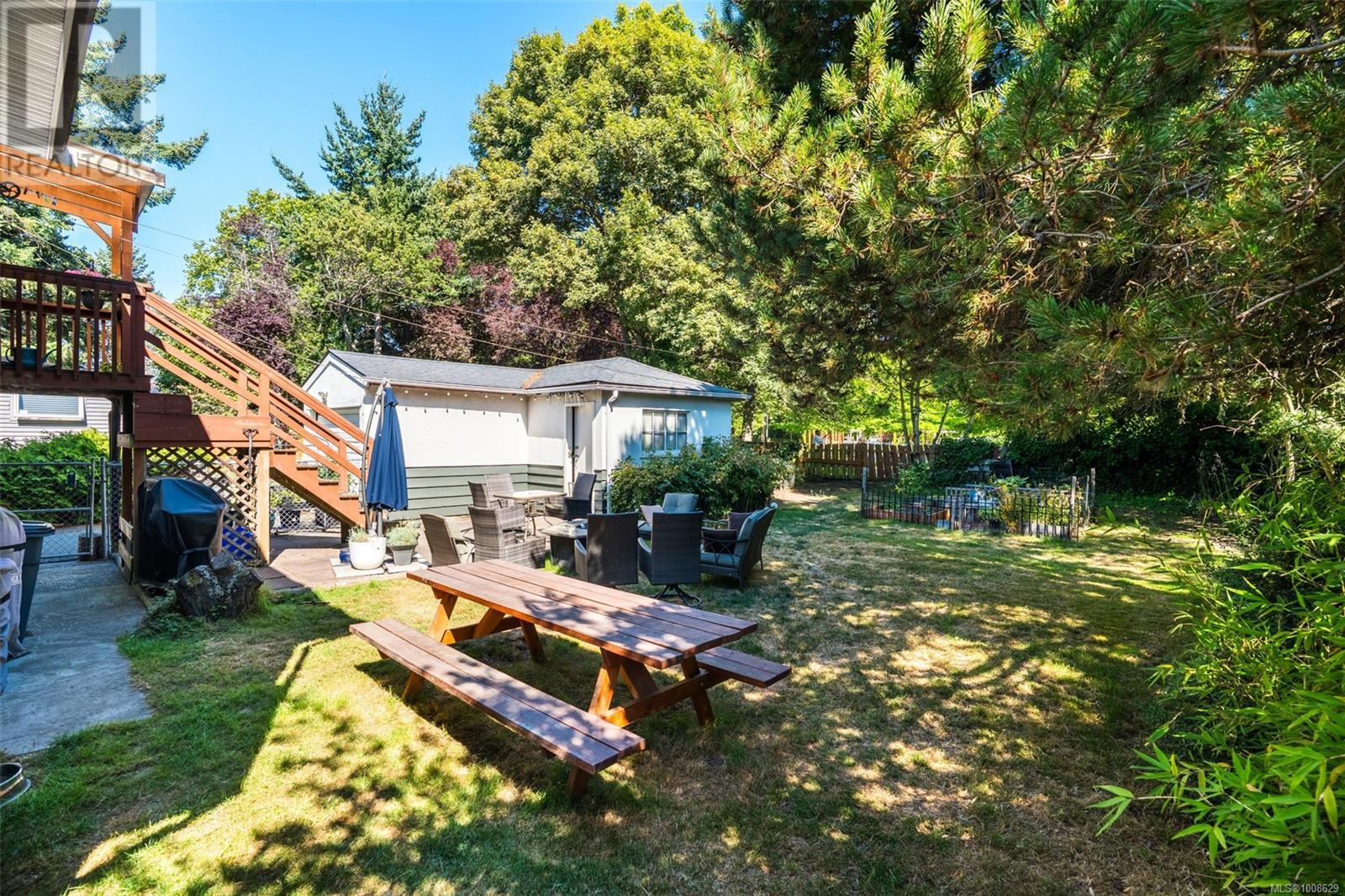 1914 Leighton Rd, Victoria