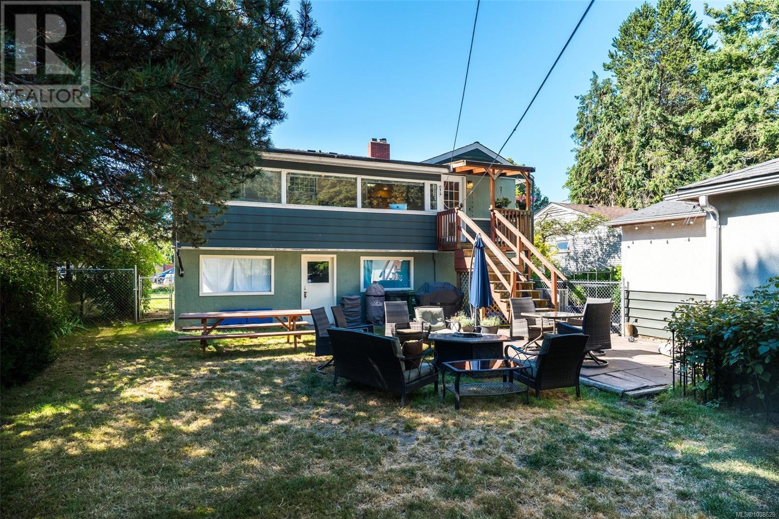 1914 Leighton Rd, Victoria