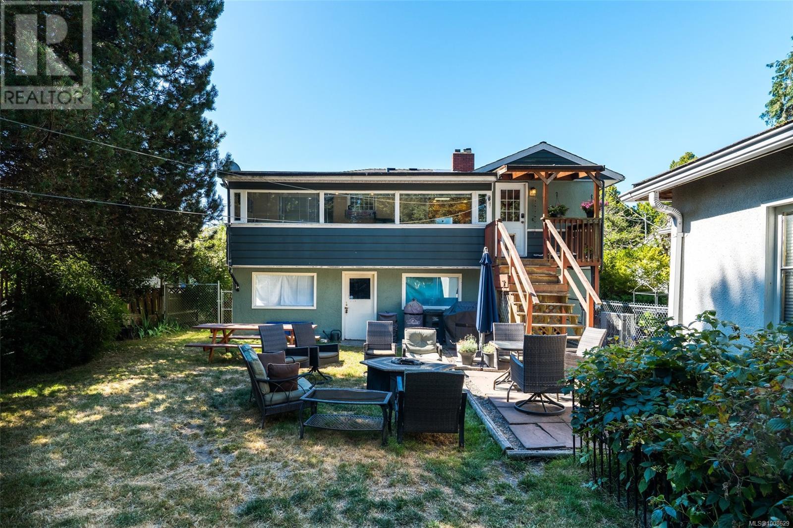 1914 Leighton Rd, Victoria