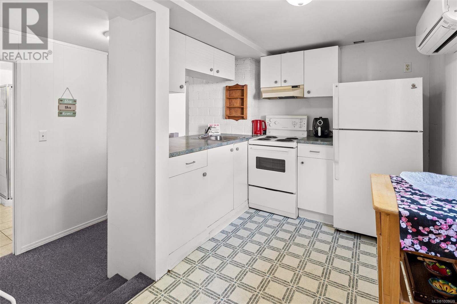 1914 Leighton Rd, Victoria