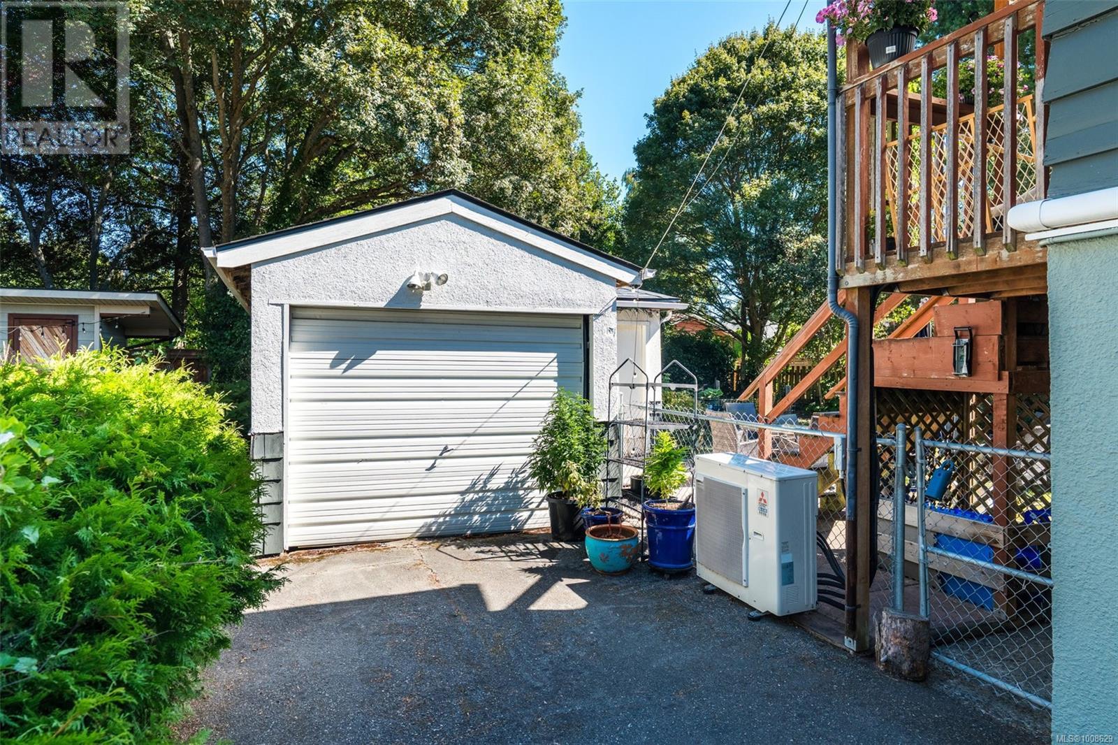 1914 Leighton Rd, Victoria