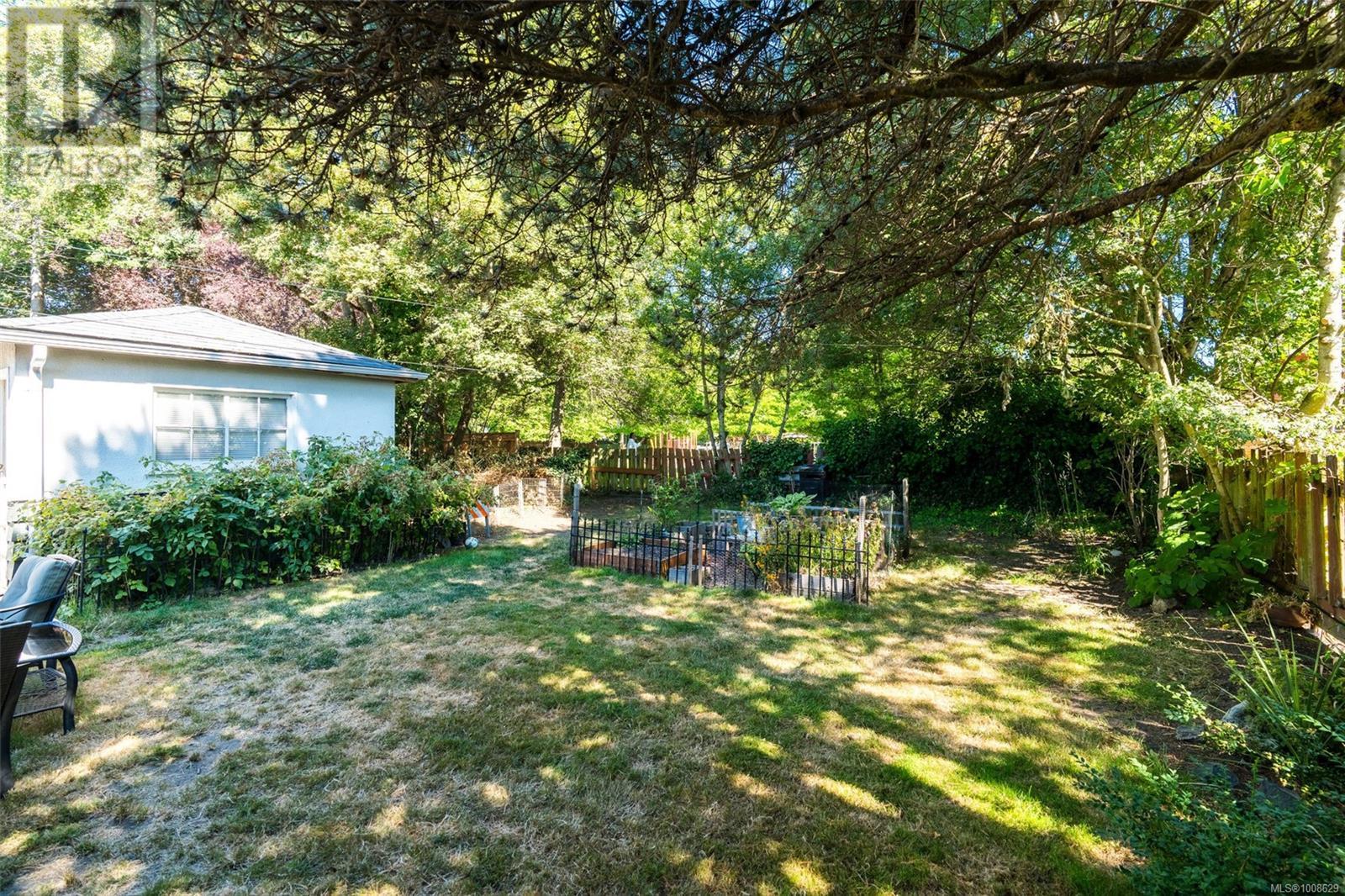 1914 Leighton Rd, Victoria