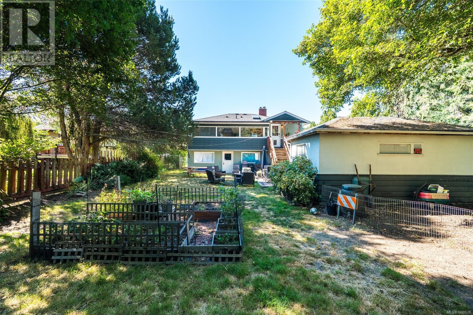 1914 Leighton Rd, Victoria