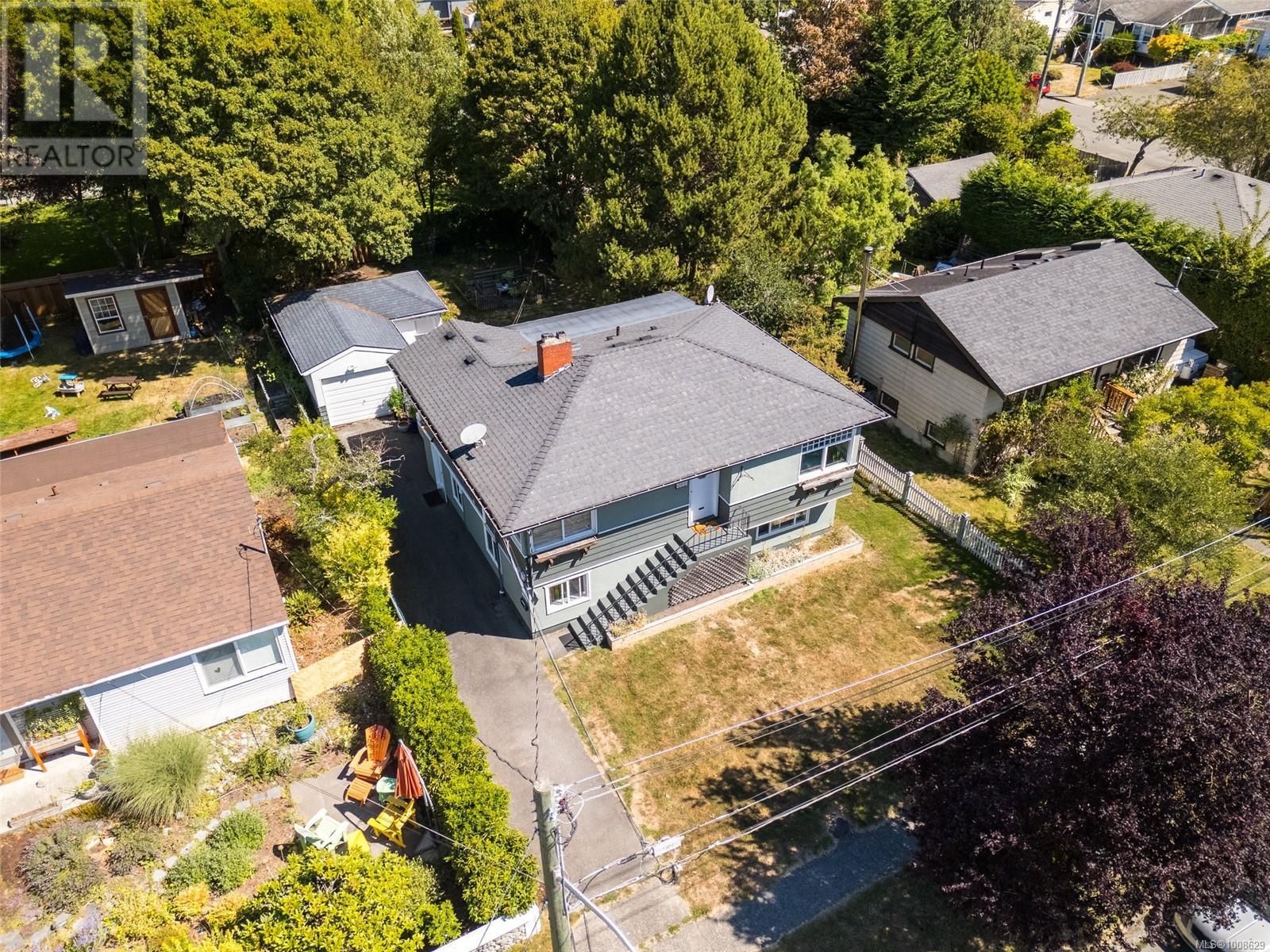 1914 Leighton Rd, Victoria
