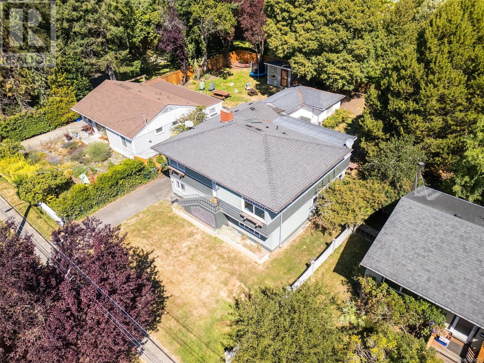 1914 Leighton Rd, Victoria