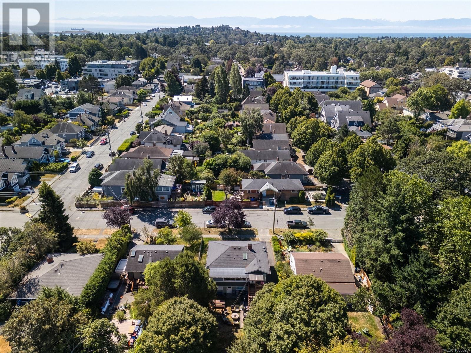 1914 Leighton Rd, Victoria