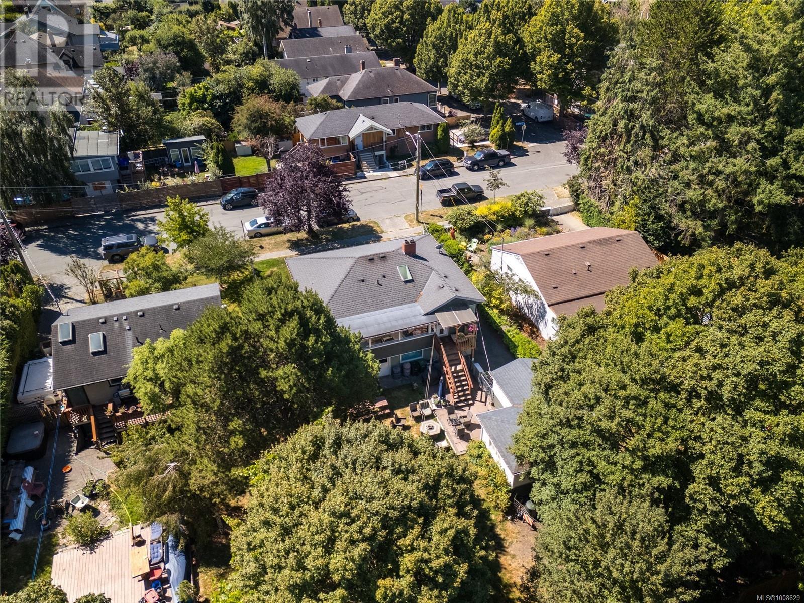 1914 Leighton Rd, Victoria