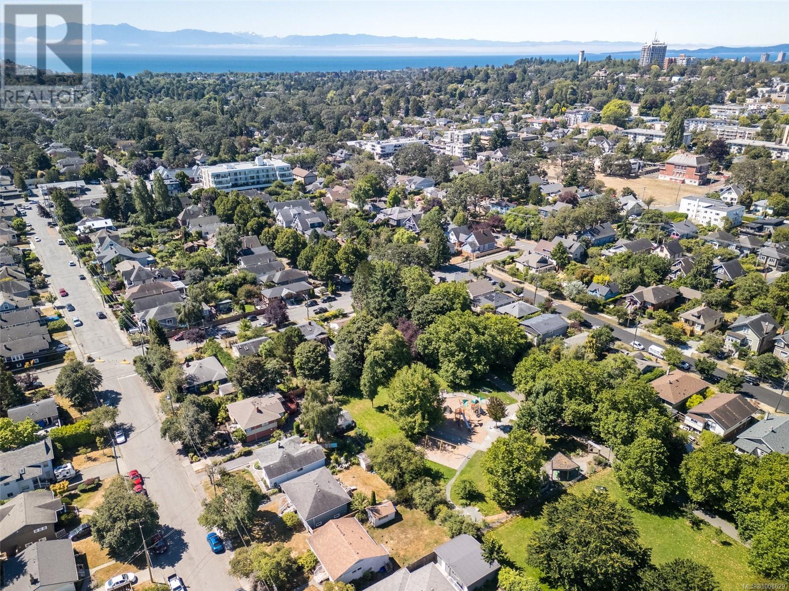 1914 Leighton Rd, Victoria