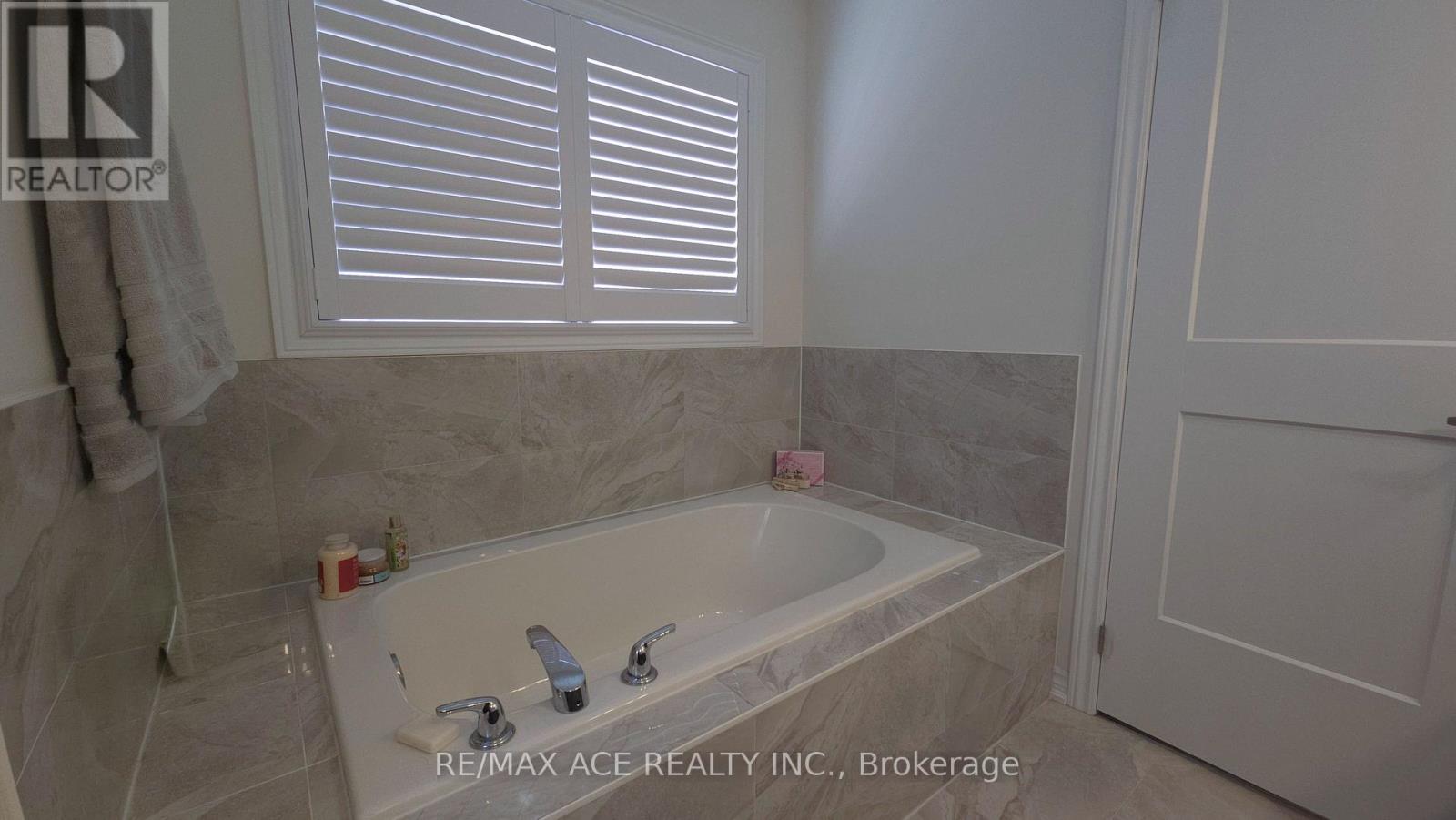 Photo 17 of 34 Albert Christie Street, Clarington ON