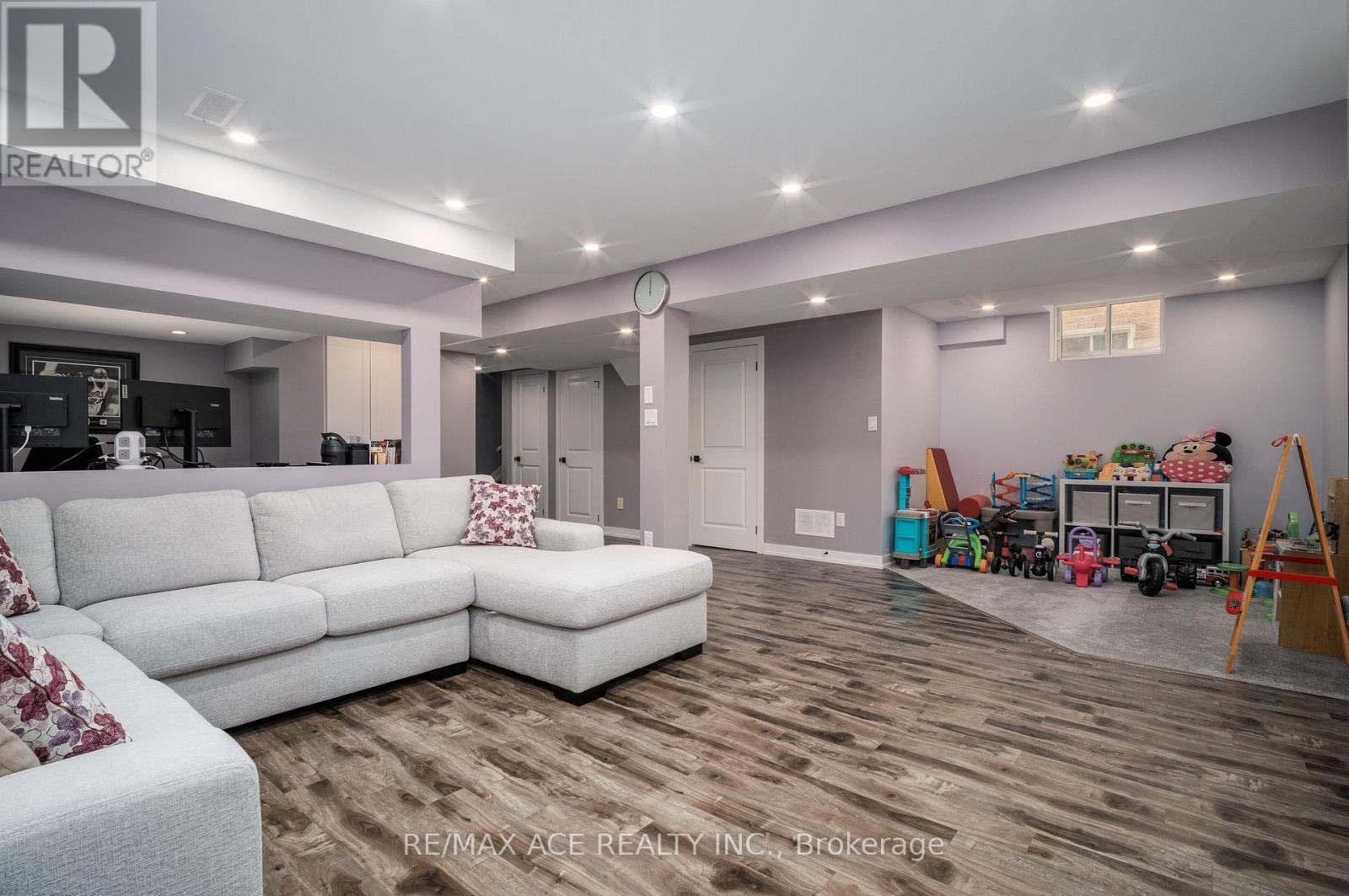 Photo 9 of 34 Albert Christie Street, Clarington ON