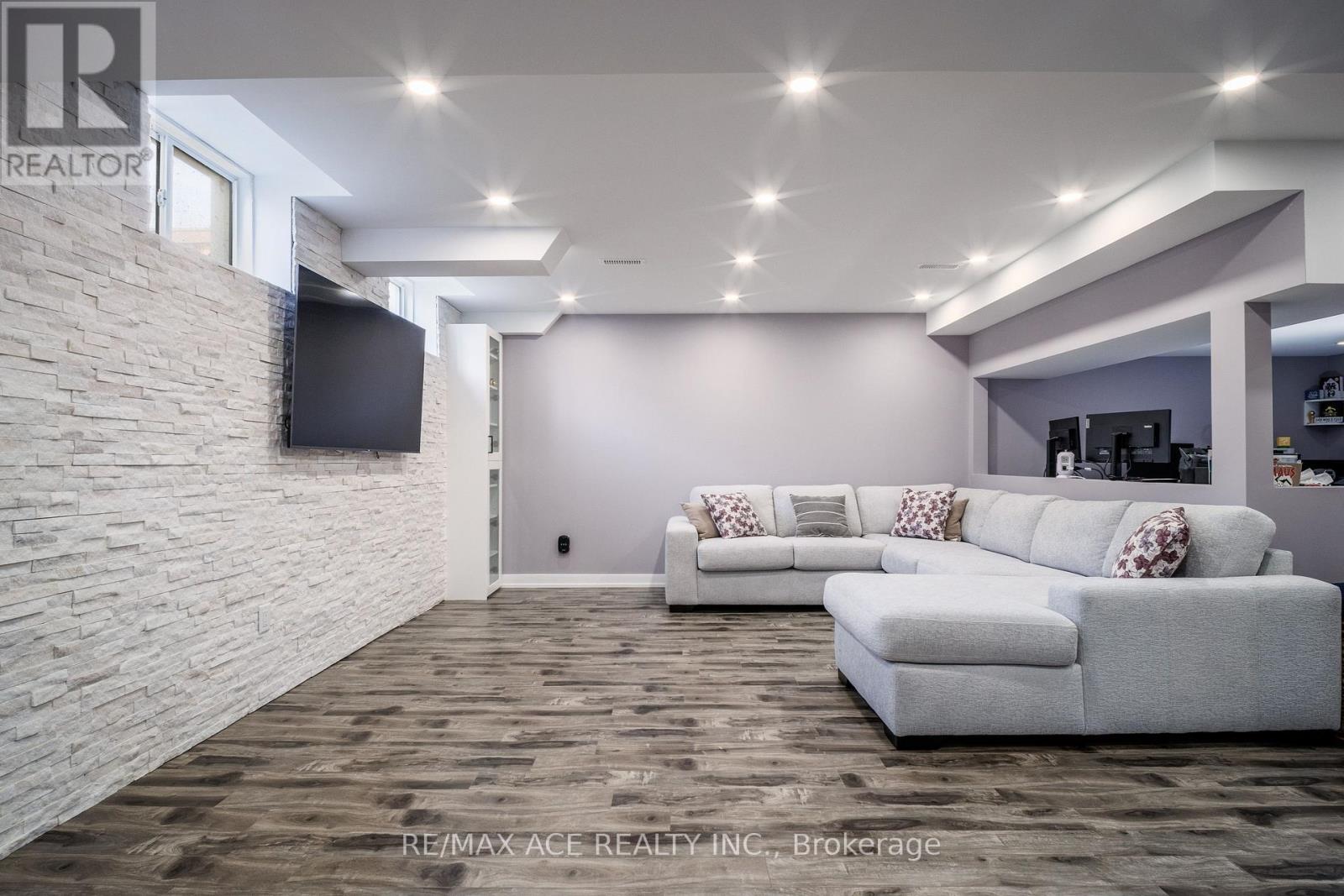 Photo 10 of 34 Albert Christie Street, Clarington ON