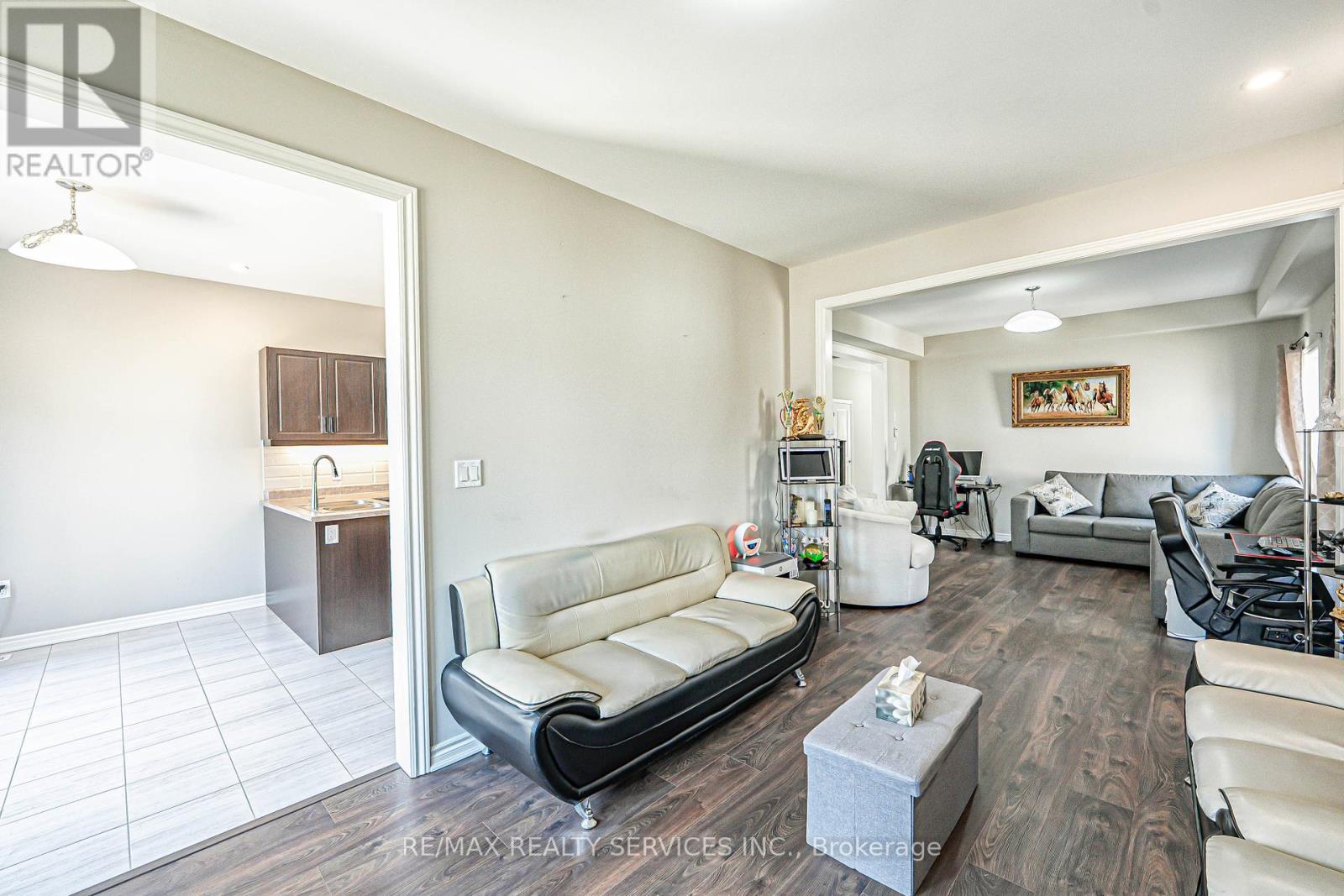 Photo 4 of 207 Cubitt Street, Clearview ON
