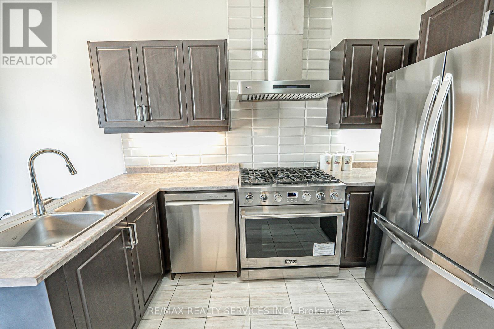 Photo 19 of 207 Cubitt Street, Clearview ON