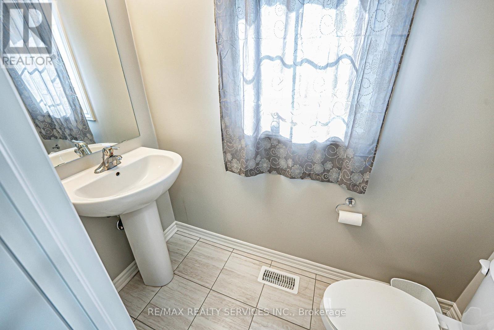 Photo 17 of 207 Cubitt Street, Clearview ON