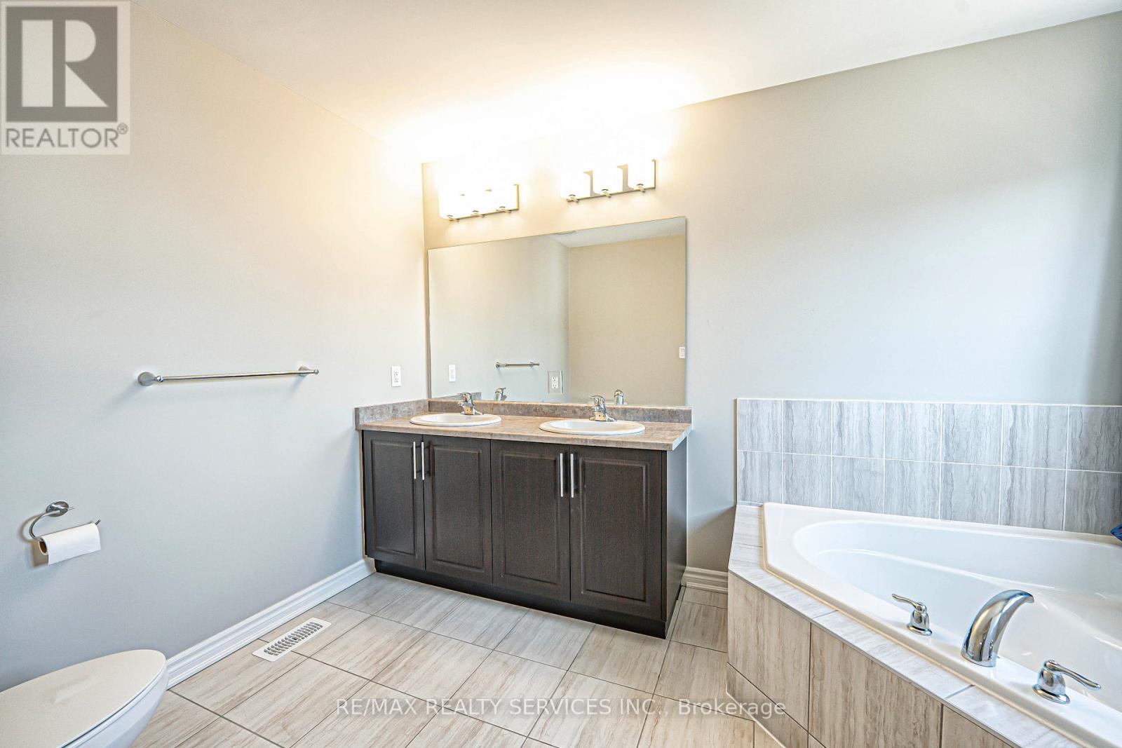 Photo 7 of 207 Cubitt Street, Clearview ON