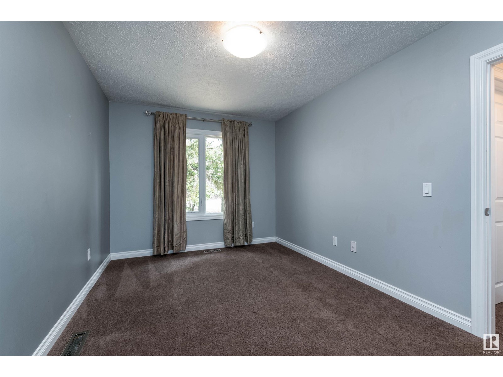 Photo 27 of 26 21357 Wye Rd, Rural Strathcona County AB