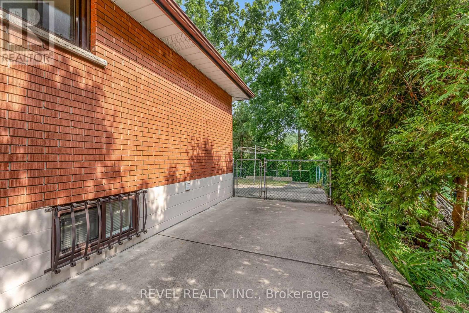 Photo 4 of 323 Hixon Road, Hamilton ON