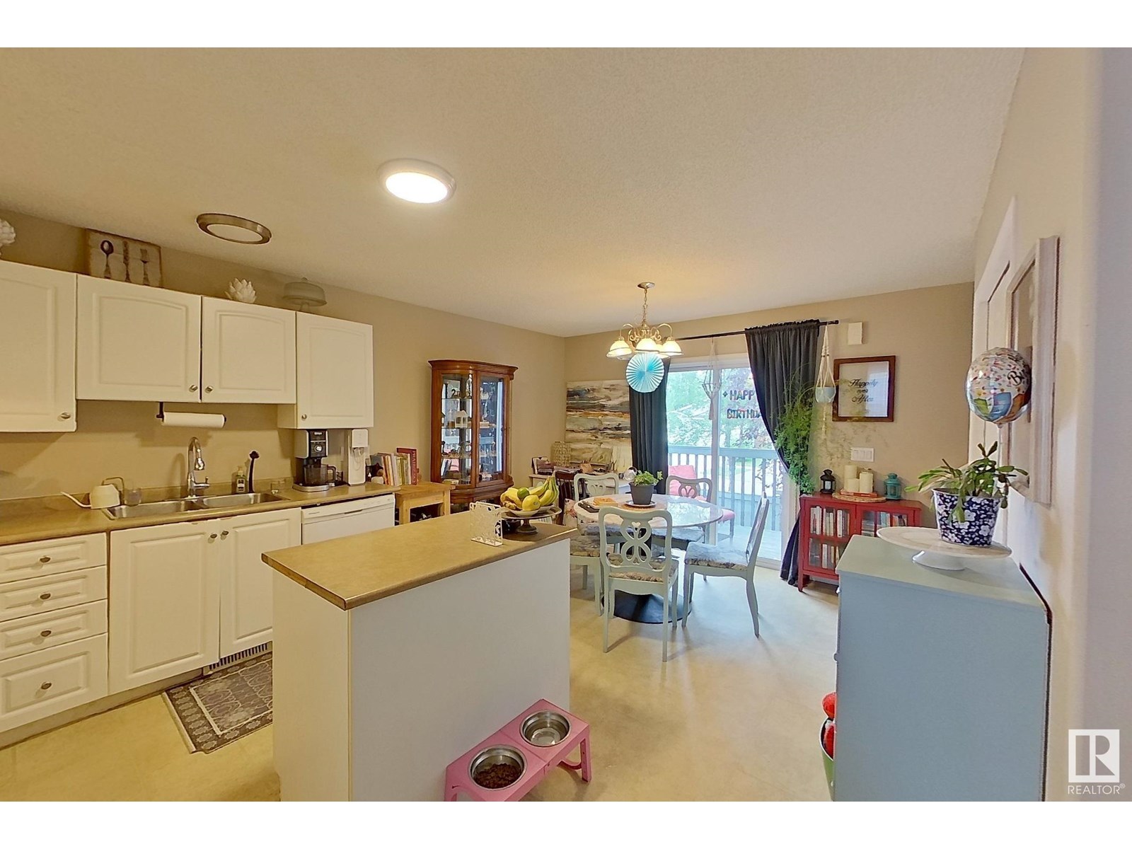 Photo 7 of 10 16777 91 Street Nw, Edmonton AB