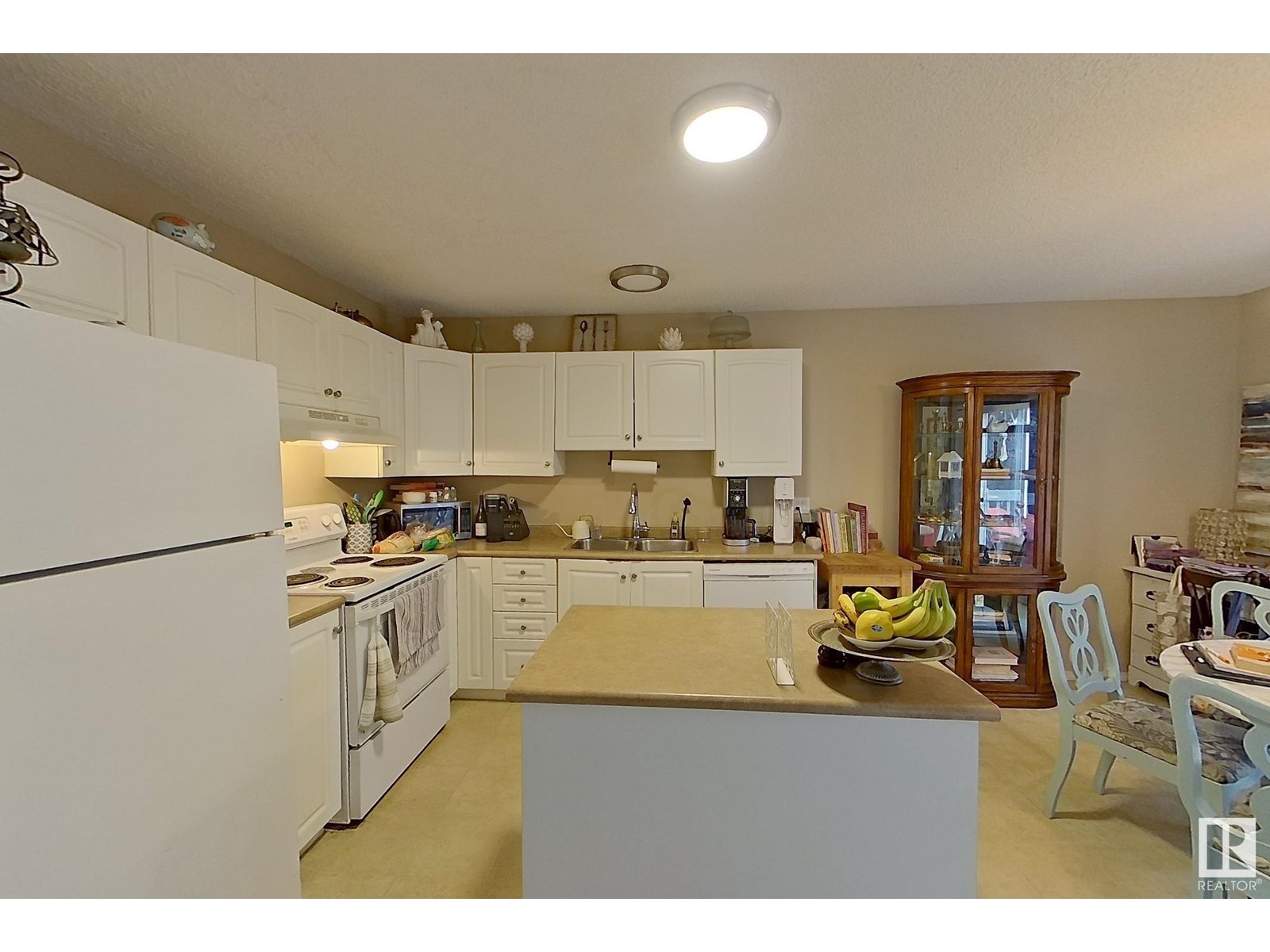 Photo 9 of 10 16777 91 Street Nw, Edmonton AB