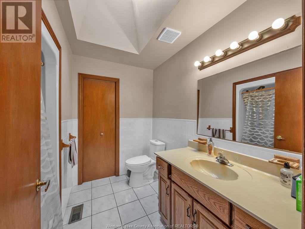 Photo 4 of 44 Sherwood Avenue, Leamington ON