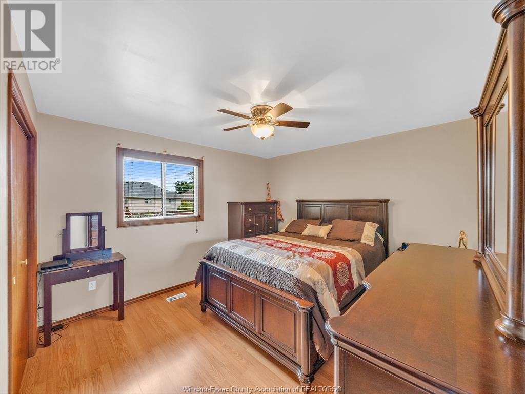 Photo 19 of 44 Sherwood Avenue, Leamington ON