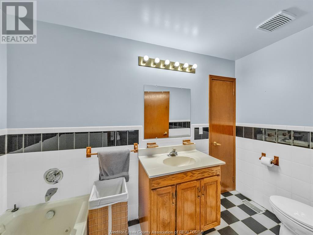 Photo 48 of 44 Sherwood Avenue, Leamington ON