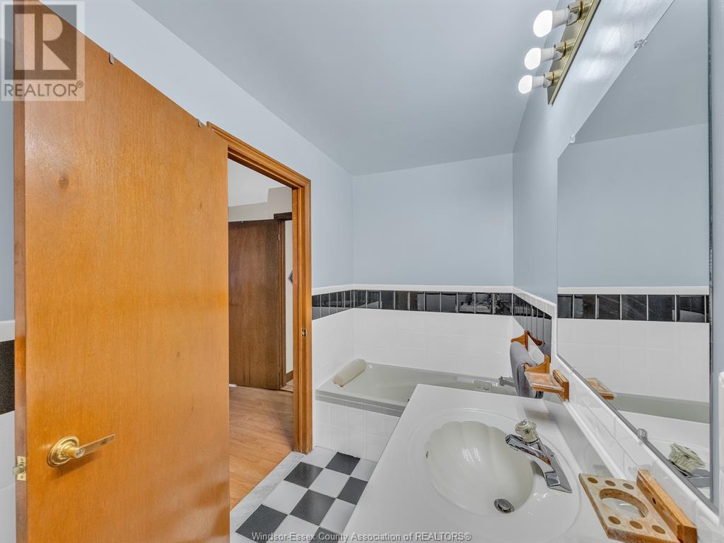 Photo 12 of 44 Sherwood Avenue, Leamington ON
