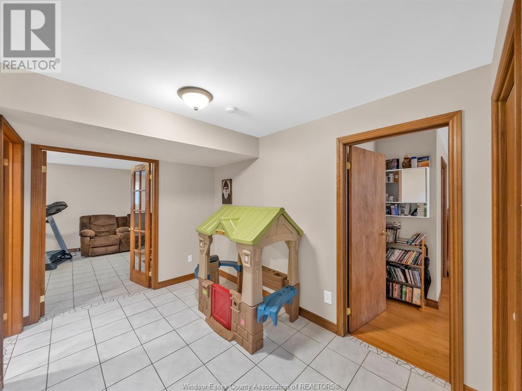 Photo 40 of 44 Sherwood Avenue, Leamington ON