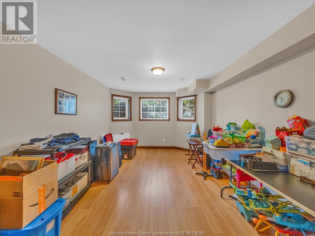 Photo 7 of 44 Sherwood Avenue, Leamington ON