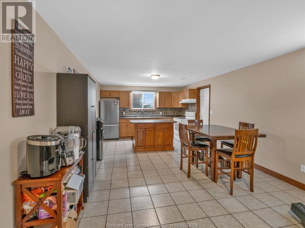 Photo 3 of 44 Sherwood Avenue, Leamington ON