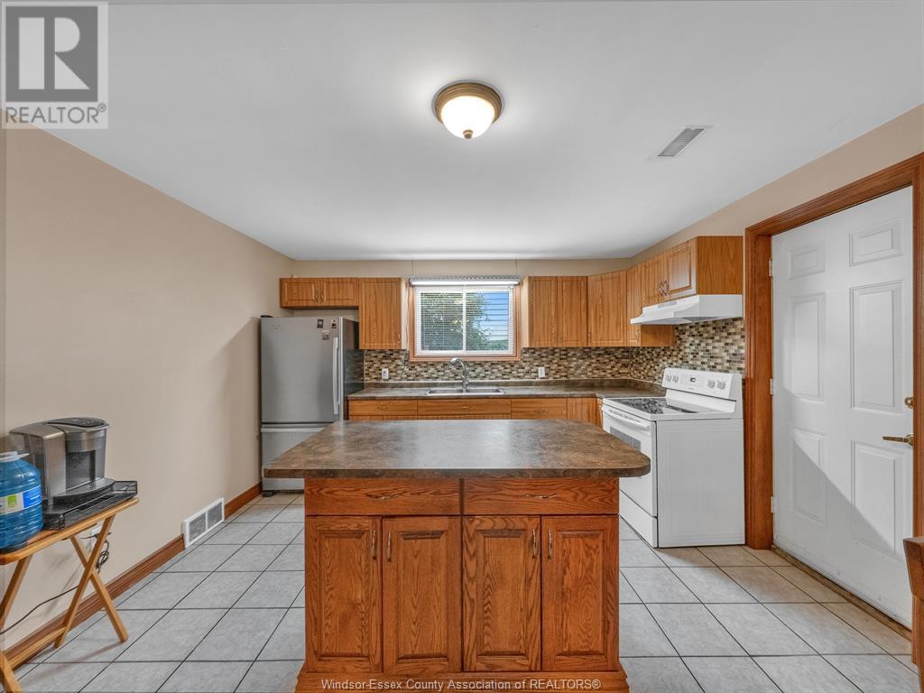 Photo 27 of 44 Sherwood Avenue, Leamington ON
