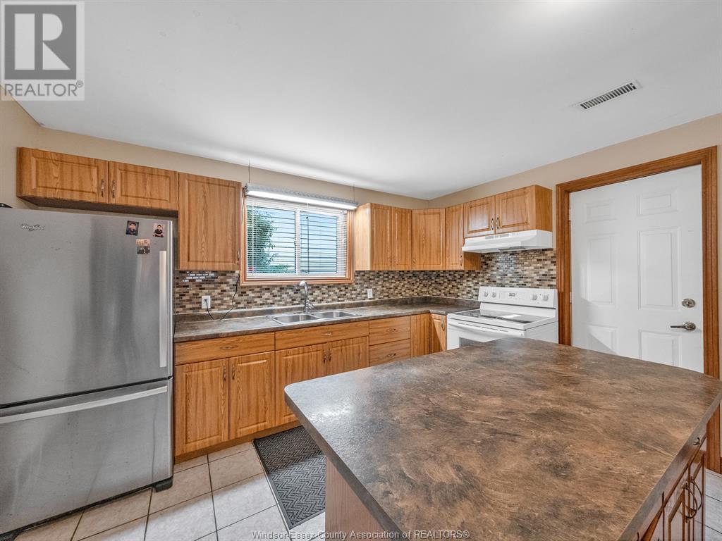 Photo 5 of 44 Sherwood Avenue, Leamington ON