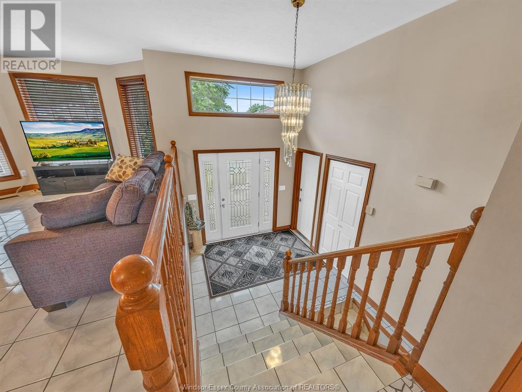 Photo 9 of 44 Sherwood Avenue, Leamington ON