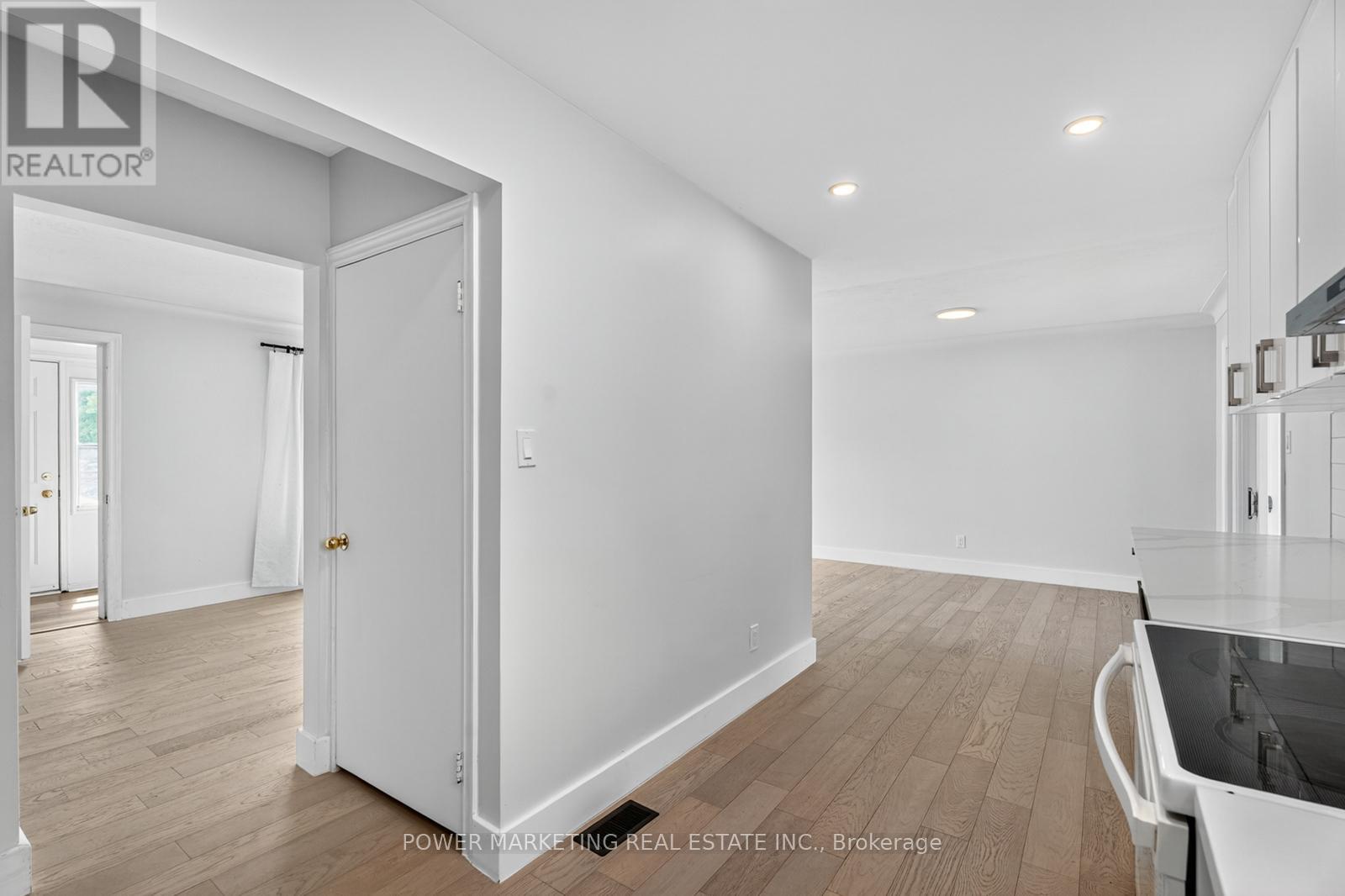 Photo 4 of 9 Epworth Avenue, Ottawa ON