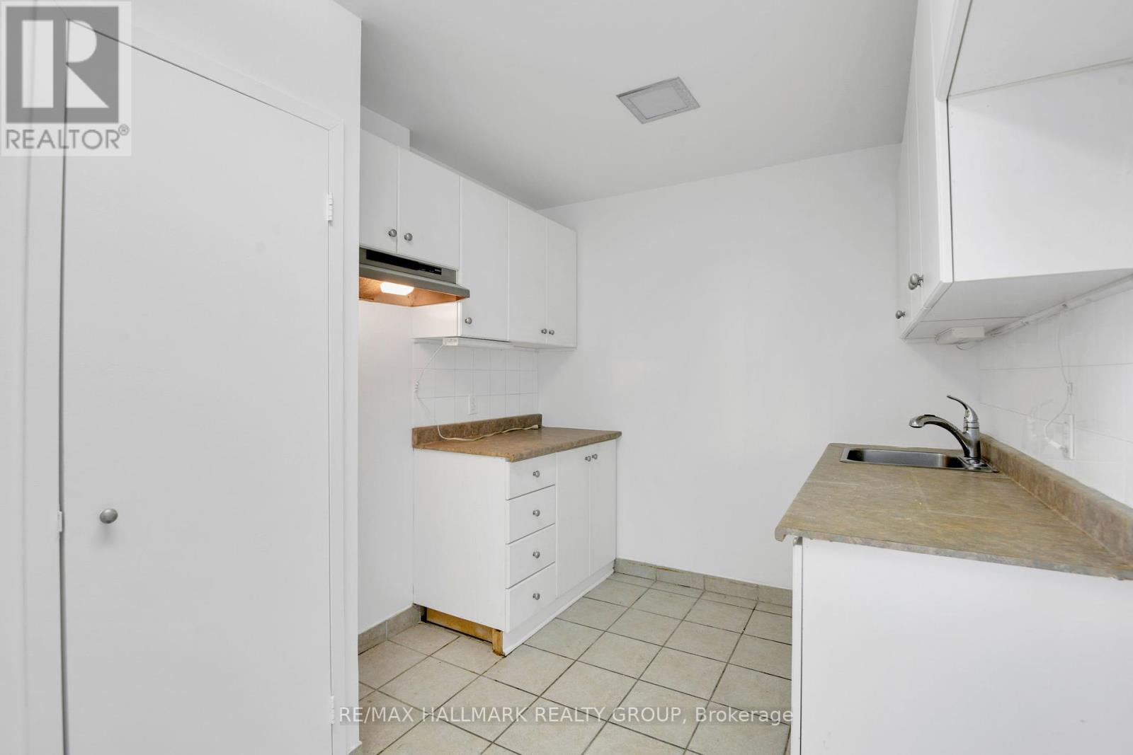 Photo 22 of 9 A 400 Laurier Avenue E, Ottawa ON