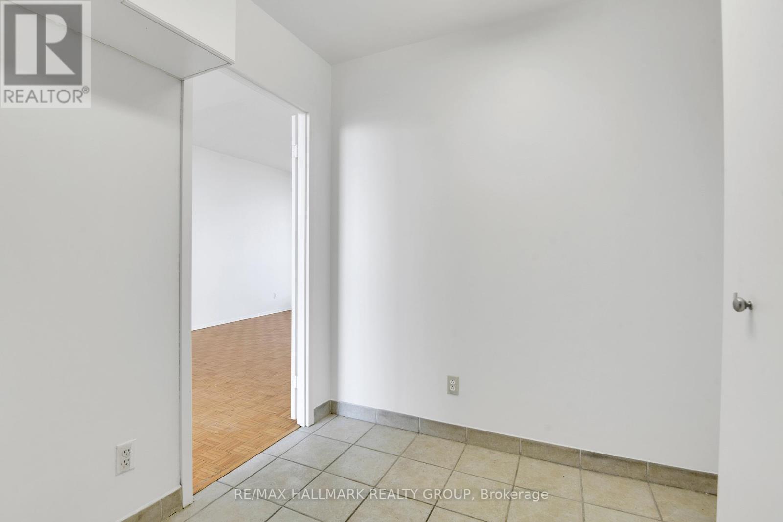 Photo 24 of 9 A 400 Laurier Avenue E, Ottawa ON
