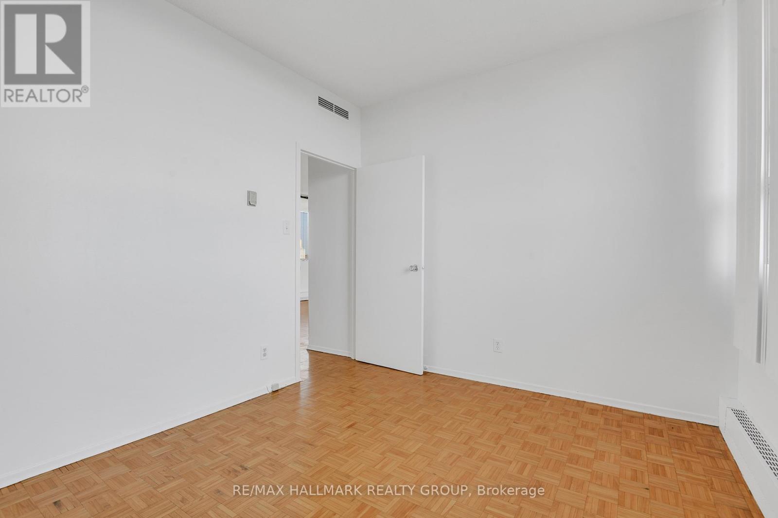 Photo 33 of 9 A 400 Laurier Avenue E, Ottawa ON