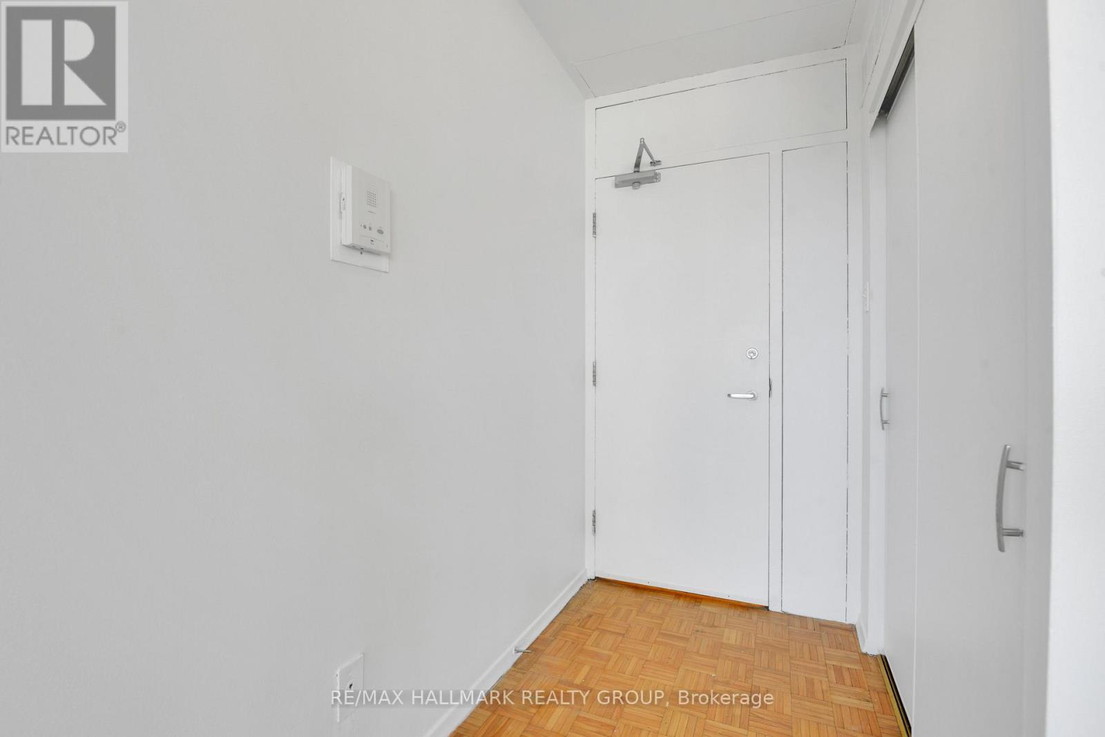 Photo 7 of 9 A 400 Laurier Avenue E, Ottawa ON