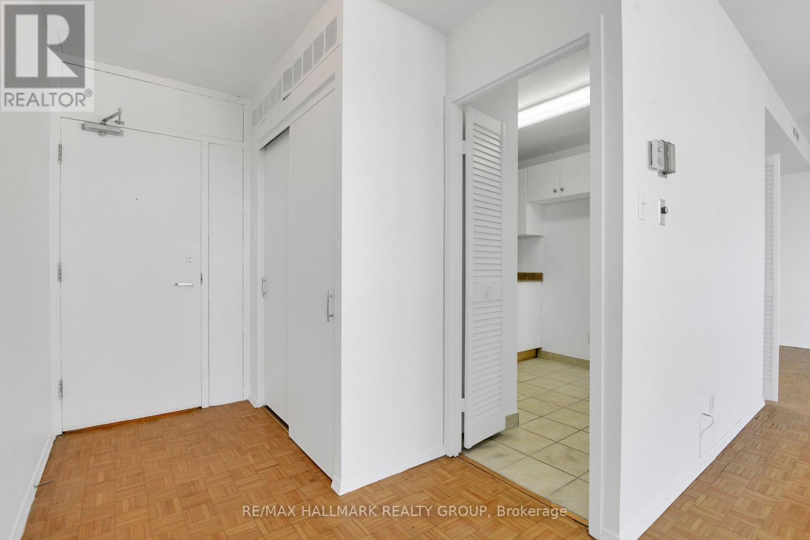 Photo 8 of 9 A 400 Laurier Avenue E, Ottawa ON