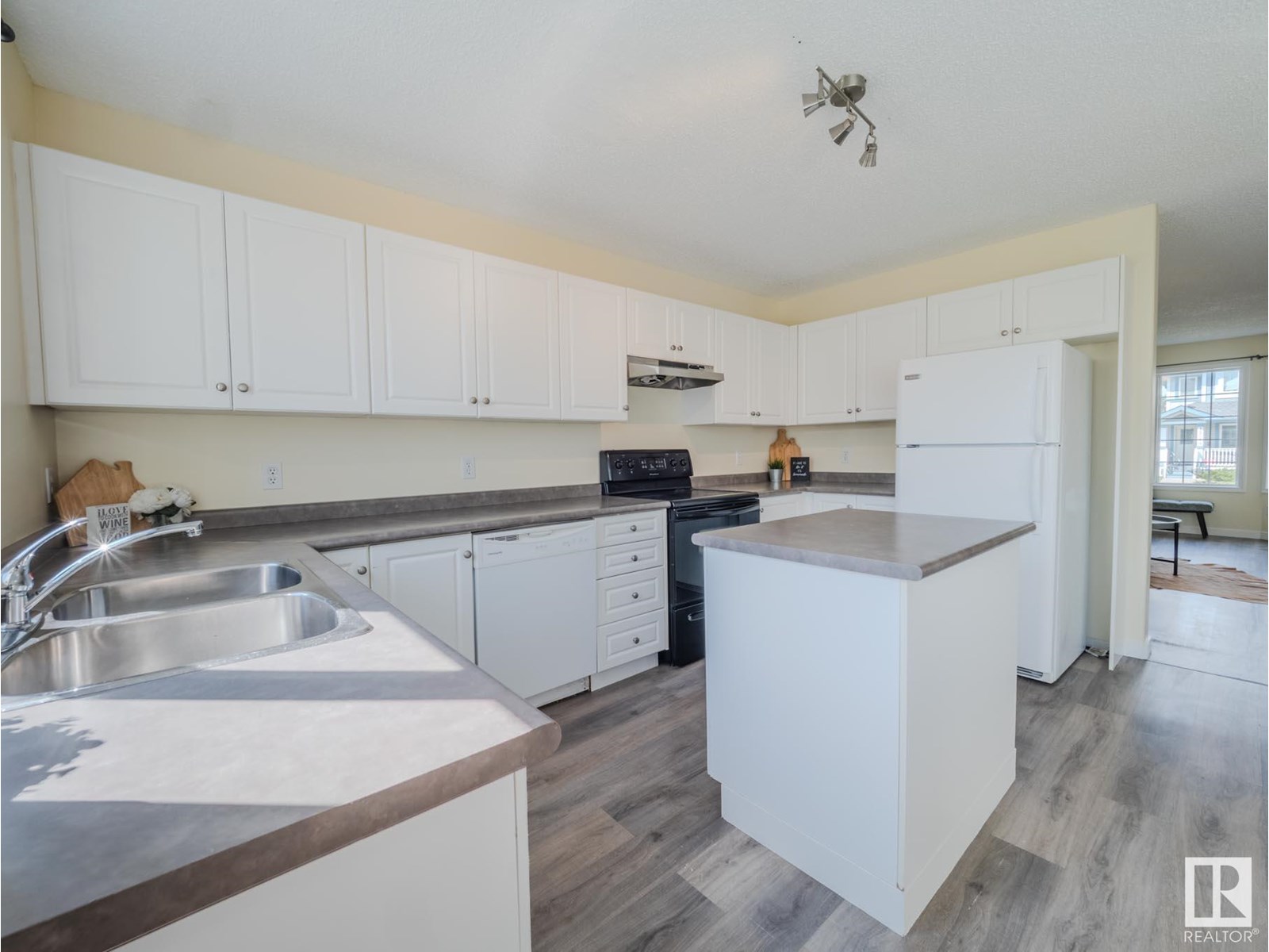 Photo 15 of 15013 135 A St Nw, Edmonton AB