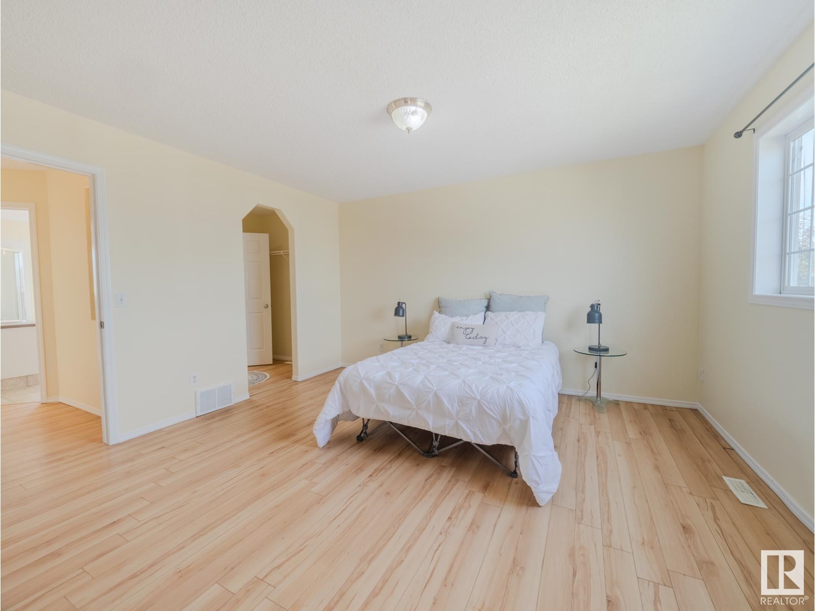 Photo 4 of 15013 135 A St Nw, Edmonton AB