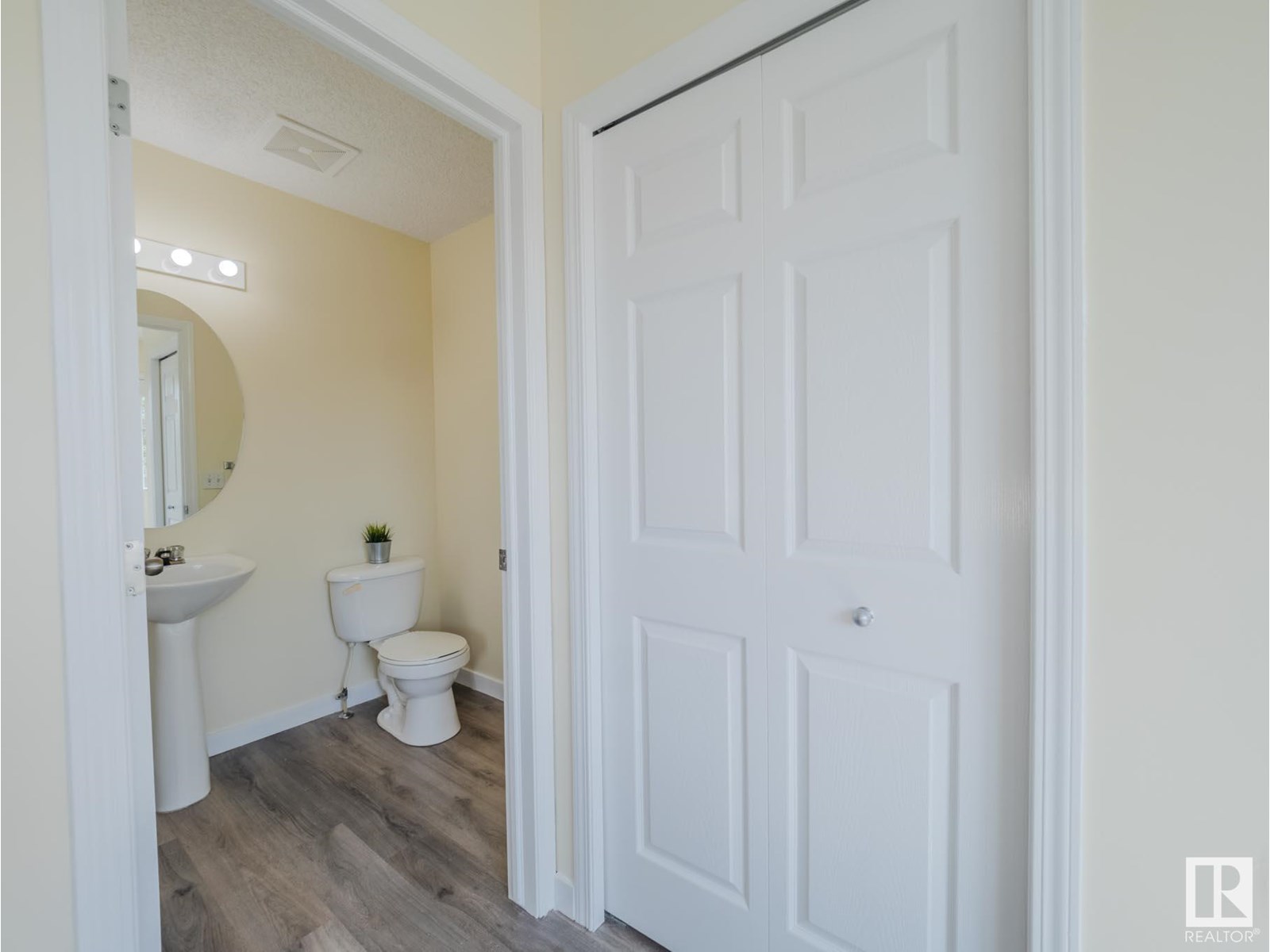 Photo 2 of 15013 135 A St Nw, Edmonton AB