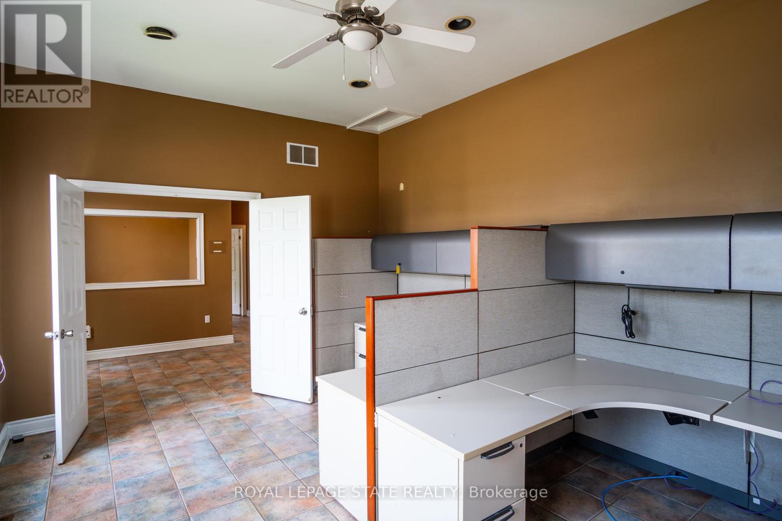 Photo 4 of 1625 Stone Church Road E, Hamilton ON