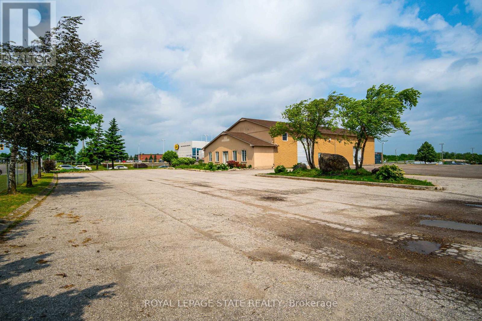 Photo 8 of 1625 Stone Church Road E, Hamilton ON