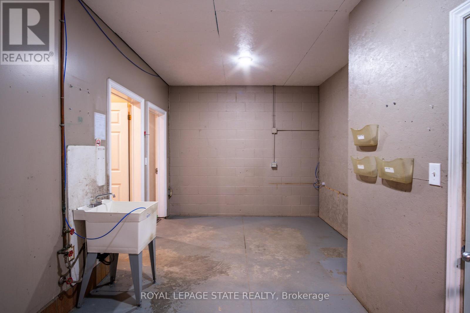 Photo 31 of 1625 Stone Church Road E, Hamilton ON